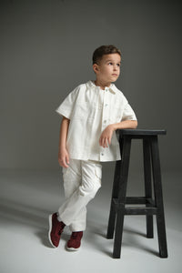 Cargo trousers for kids with multiple pockets and a durable design for active wear