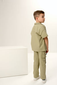 Cargo trousers for kids with multiple pockets and a durable design for active wear